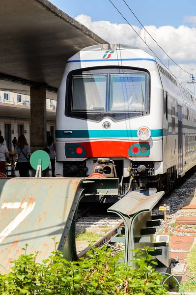 Floransa, İtalya - 6 Mayıs 2016: Firenze Santa Maria Novella, Floransa trentren. Trenitalia İtalya'da birincil tren operatörü