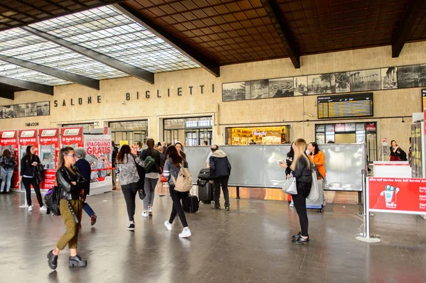 Floransa, İtalya - 6 Mayıs 2016: Firenze Santa Maria Novella yolcuları, Floransa'da bir son tren istasyonu.