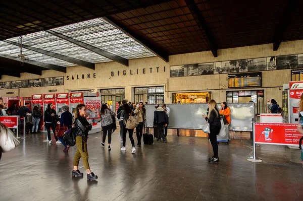 Floransa, İtalya - 6 Mayıs 2016: Firenze Santa Maria Novella yolcuları, Floransa'da bir son tren istasyonu.