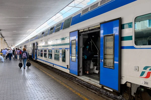 Floransa, İtalya - 6 Mayıs 2016: Firenze Santa Maria Novella, Floransa trentren. Trenitalia İtalya'da birincil tren operatörü