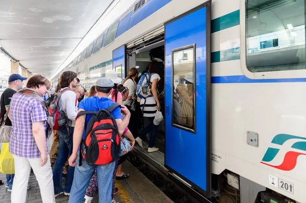 Floransa, İtalya - 6 Mayıs 2016: Firenze Santa Maria Novella, Floransa trentren. Trenitalia İtalya'da birincil tren operatörü