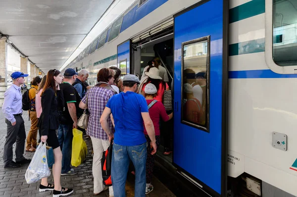 意大利佛罗伦萨 2016年5月6日 特蕾尼塔利亚公司列车在佛罗伦萨的火兰兹圣玛丽亚诺维拉 特雷尼塔利亚是意大利的主要列车运营商 — 图库照片