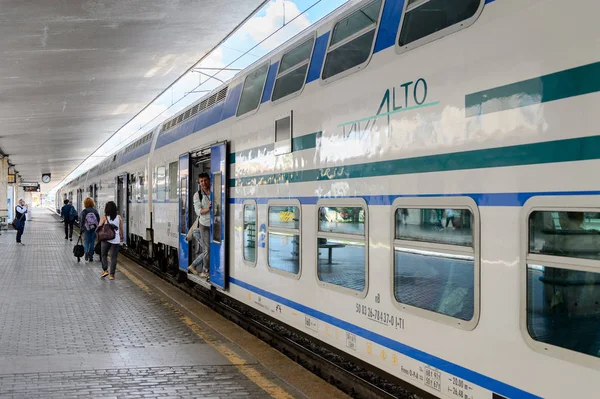 Floransa, İtalya - 6 Mayıs 2016: Firenze Santa Maria Novella, Floransa trentren. Trenitalia İtalya'da birincil tren operatörü