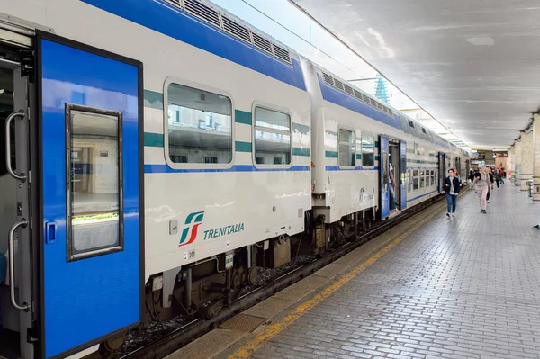 フィレンツェ イタリア 2016 フィレンツェのフィレンツェサンタマリアノヴェッラでトレニタリア社の列車 トレニタリアはイタリアの主要な列車オペレーターです — ストック写真
