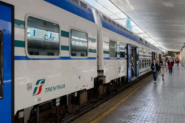 意大利佛罗伦萨 2016年5月6日 特蕾尼塔利亚公司列车在佛罗伦萨的火兰兹圣玛丽亚诺维拉 特雷尼塔利亚是意大利的主要列车运营商 — 图库照片