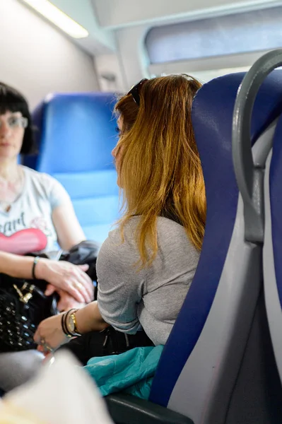 Floransa, İtalya - 6 Mayıs 2016: Firenze Santa Maria Novella, Floransa trenitalia treninde tanımlanamayan yolcu. Trenitalia İtalya'da birincil tren operatörü