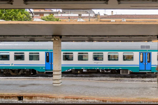 Floransa, İtalya - 6 Mayıs 2016: Trenitalia şirketi Floransa yakınlarında hareket halinde. Trenitalia İtalya'da birincil tren operatörü