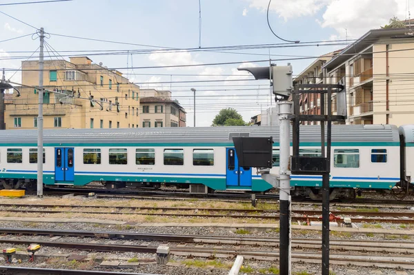 Floransa, İtalya - 6 Mayıs 2016: Trenitalia şirketi Floransa yakınlarında hareket halinde. Trenitalia İtalya'da birincil tren operatörü