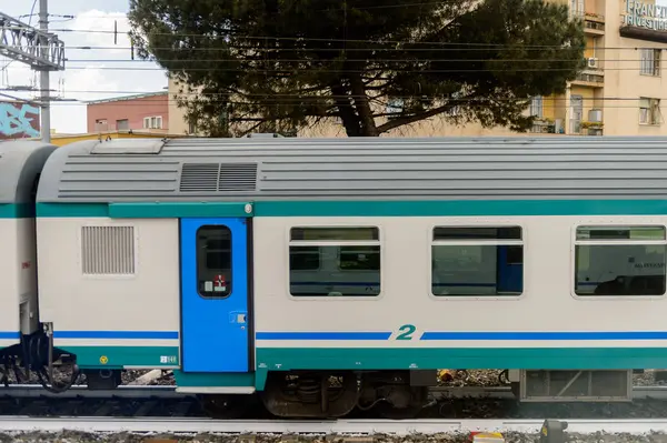 Floransa, İtalya - 6 Mayıs 2016: Trenitalia şirketi Floransa yakınlarında hareket halinde. Trenitalia İtalya'da birincil tren operatörü