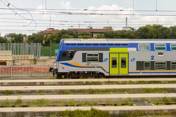 Floransa, İtalya - 6 Mayıs 2016: Trenitalia şirketi Floransa yakınlarında hareket halinde. Trenitalia İtalya'da birincil tren operatörü
