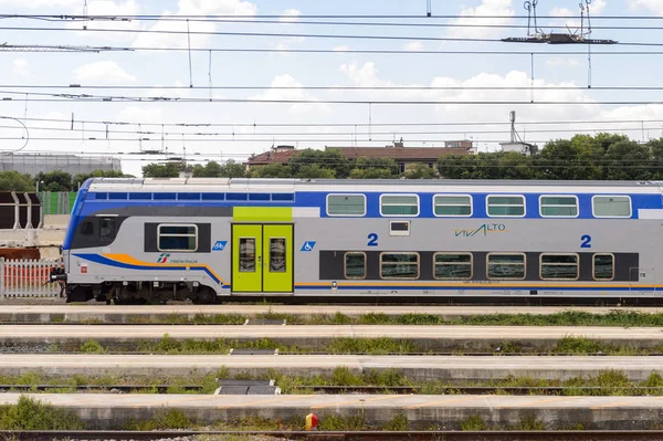 フィレンツェ イタリア 2016 フィレンツェの近くで移動中のトレニタリア会社の列車 トレニタリアはイタリアの主要な列車オペレーターです — ストック写真