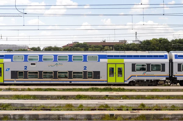 Floransa, İtalya - 6 Mayıs 2016: Trenitalia şirketi Floransa yakınlarında hareket halinde. Trenitalia İtalya'da birincil tren operatörü