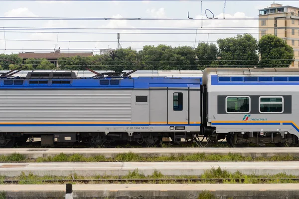 Floransa, İtalya - 6 Mayıs 2016: Trenitalia şirketi Floransa yakınlarında hareket halinde. Trenitalia İtalya'da birincil tren operatörü