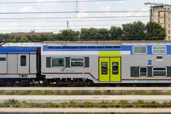 Floransa, İtalya - 6 Mayıs 2016: Trenitalia şirketi Floransa yakınlarında hareket halinde. Trenitalia İtalya'da birincil tren operatörü