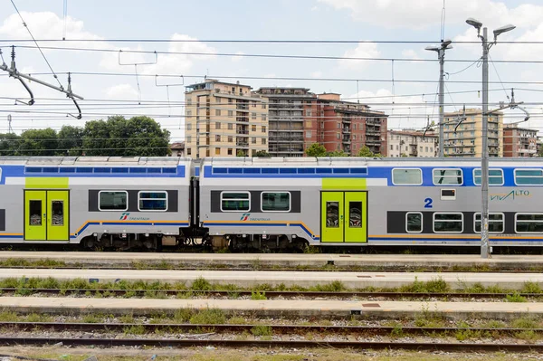 Floransa, İtalya - 6 Mayıs 2016: Trenitalia şirketi Floransa yakınlarında hareket halinde. Trenitalia İtalya'da birincil tren operatörü