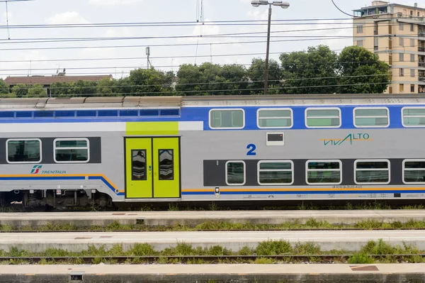 Floransa, İtalya - 6 Mayıs 2016: Trenitalia şirketi Floransa yakınlarında hareket halinde. Trenitalia İtalya'da birincil tren operatörü