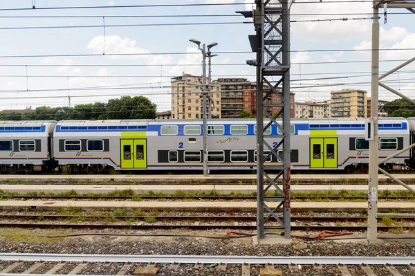 Floransa, İtalya - 6 Mayıs 2016: Trenitalia şirketi Floransa yakınlarında hareket halinde. Trenitalia İtalya'da birincil tren operatörü