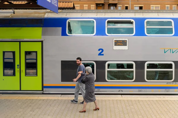 Floransa, İtalya - 6 Mayıs 2016: Trenitalia şirketi Floransa yakınlarında hareket halinde. Trenitalia İtalya'da birincil tren operatörü