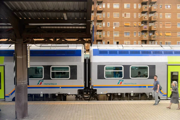 Floransa, İtalya - 6 Mayıs 2016: Trenitalia şirketi Floransa yakınlarında hareket halinde. Trenitalia İtalya'da birincil tren operatörü