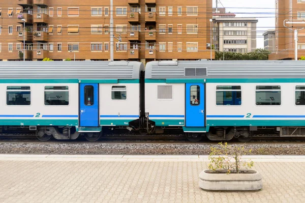 Floransa, İtalya - 6 Mayıs 2016: Trenitalia şirketi Floransa yakınlarında hareket halinde. Trenitalia İtalya'da birincil tren operatörü