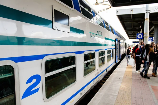 Floransa, İtalya - 6 Mayıs 2016: Trenitalia şirketi Floransa yakınlarındaki bir istasyonda trenle iniyor. Trenitalia İtalya'da birincil tren operatörü