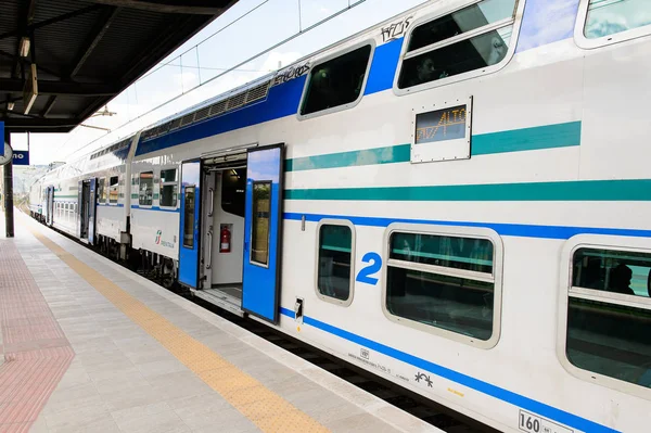 Floransa, İtalya - 6 Mayıs 2016: Trenitalia şirketi Floransa yakınlarındaki bir istasyonda trenle iniyor. Trenitalia İtalya'da birincil tren operatörü