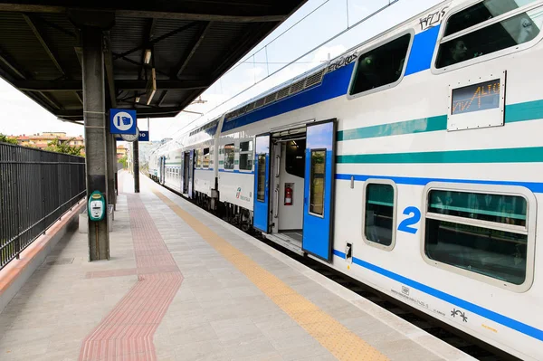 Floransa, İtalya - 6 Mayıs 2016: Trenitalia şirketi Floransa yakınlarındaki bir istasyonda trenle iniyor. Trenitalia İtalya'da birincil tren operatörü