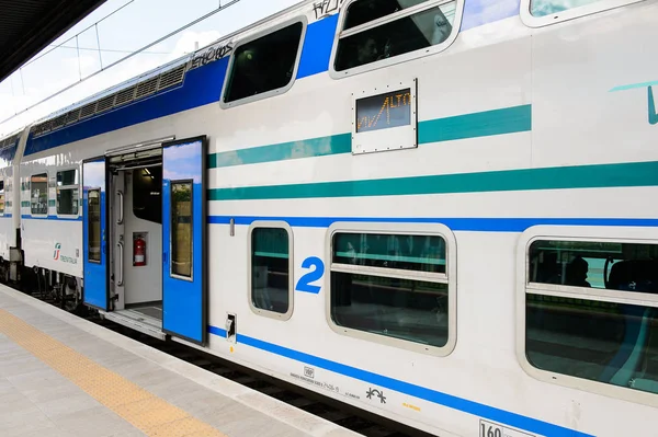 Floransa, İtalya - 6 Mayıs 2016: Trenitalia şirketi Floransa yakınlarındaki bir istasyonda trenle iniyor. Trenitalia İtalya'da birincil tren operatörü
