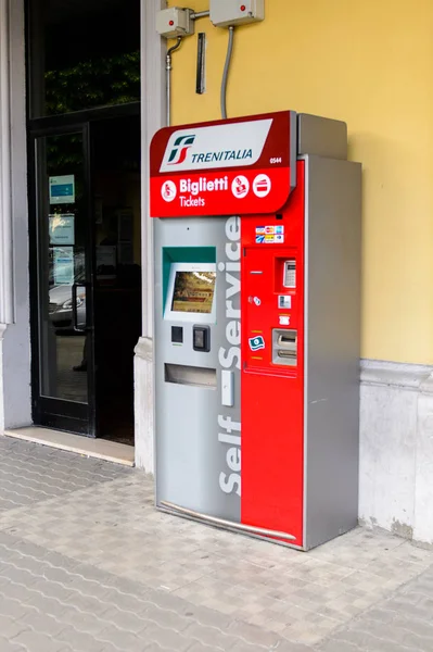 Florencia Italia Mayo 2016 Trenitalia Máquina Venta Billetes Compañía Una —  Fotos de Stock