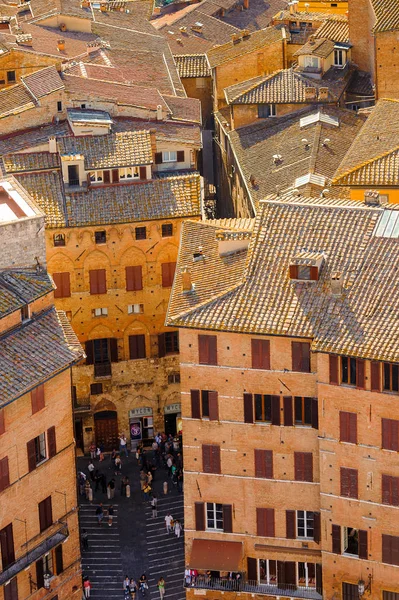 Siena, İtalya - 6 Mayıs 2016: Piazza del Campo, Siena'nın tarihi merkezinde. Unesco bir Dünya Mirası Alanı