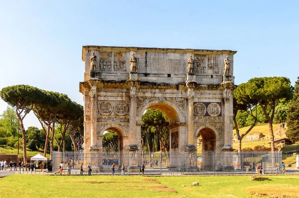 Roma, İtalya - 7 Mayıs 2016: Kolezyum veya Kolezyum, Roma, İtalya. Roma'nın başlıca turistik yerlerinden biri
