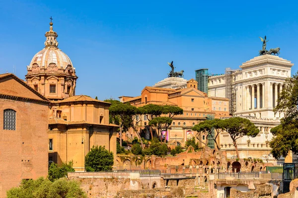 Roma, İtalya - 7 Mayıs 2016: Roma Forumu, Roma şehir merkezinde ki birçok önemli antik hükümet binasının kalıntılarıyla çevrili dikdörtgen bir forum.