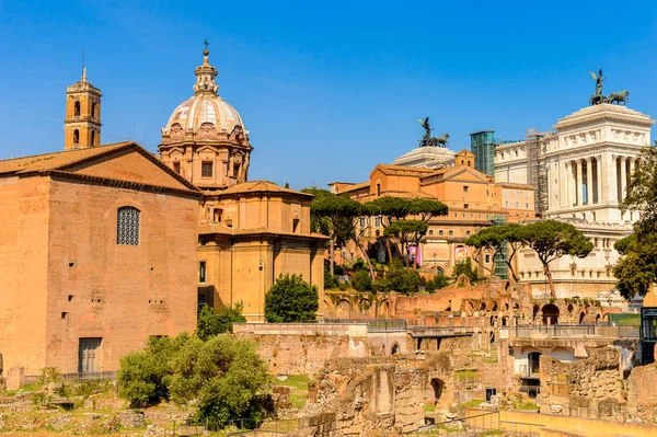 Roma, İtalya - 7 Mayıs 2016: Roma Forumu, Roma şehir merkezinde ki birçok önemli antik hükümet binasının kalıntılarıyla çevrili dikdörtgen bir forum.