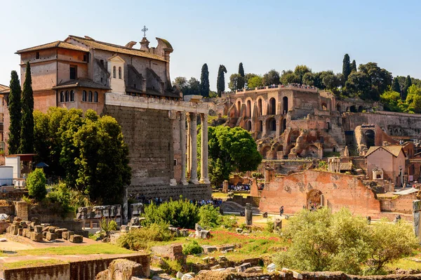 Roma, İtalya - 7 Mayıs 2016: Roma Forumu, Roma şehir merkezinde ki birçok önemli antik hükümet binasının kalıntılarıyla çevrili dikdörtgen bir forum.