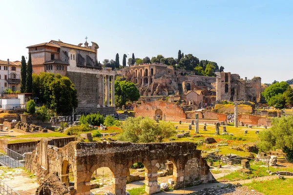 Roma, İtalya - 7 Mayıs 2016: Roma Forumu, Roma şehir merkezinde ki birçok önemli antik hükümet binasının kalıntılarıyla çevrili dikdörtgen bir forum.