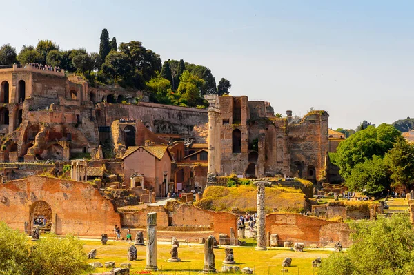 Roma, İtalya - 7 Mayıs 2016: Roma Forumu, Roma şehir merkezinde ki birçok önemli antik hükümet binasının kalıntılarıyla çevrili dikdörtgen bir forum.