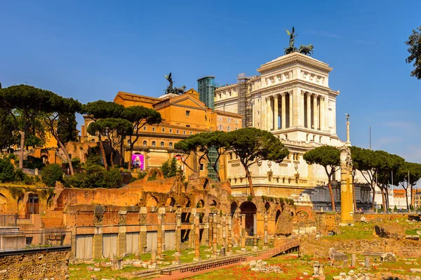 Roma, İtalya - 7 Mayıs 2016: Roma Forumu, Roma şehir merkezinde ki birçok önemli antik hükümet binasının kalıntılarıyla çevrili dikdörtgen bir forum.