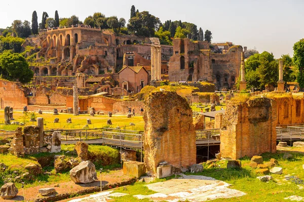 Roma, İtalya - 7 Mayıs 2016: Roma Forumu, Roma şehir merkezinde ki birçok önemli antik hükümet binasının kalıntılarıyla çevrili dikdörtgen bir forum.