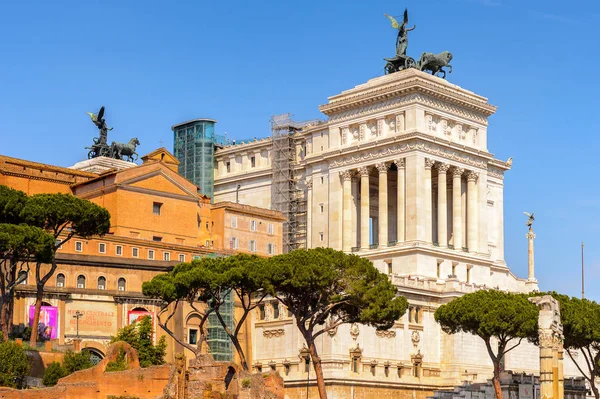 Roma, İtalya - 7 Mayıs 2016: Roma Forumu, Roma şehir merkezinde ki birçok önemli antik hükümet binasının kalıntılarıyla çevrili dikdörtgen bir forum.