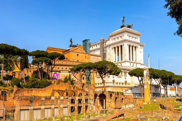 Roma, İtalya - 7 Mayıs 2016: Roma Forumu, Roma şehir merkezinde ki birçok önemli antik hükümet binasının kalıntılarıyla çevrili dikdörtgen bir forum.