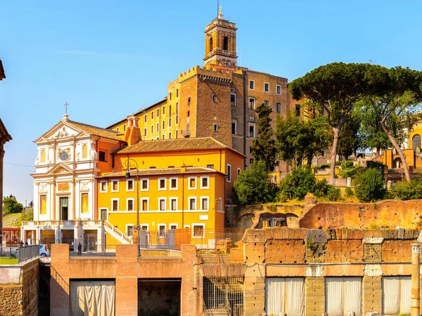 Roma, İtalya - 7 Mayıs 2016: Roma Forumu, Roma şehir merkezinde ki birçok önemli antik hükümet binasının kalıntılarıyla çevrili dikdörtgen bir forum.