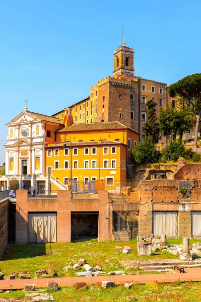 Roma, İtalya - 7 Mayıs 2016: Roma Forumu, Roma şehir merkezinde ki birçok önemli antik hükümet binasının kalıntılarıyla çevrili dikdörtgen bir forum.