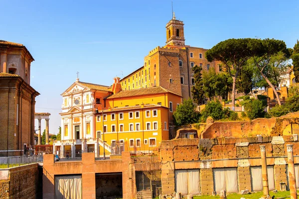 Roma, İtalya - 7 Mayıs 2016: Roma Forumu, Roma şehir merkezinde ki birçok önemli antik hükümet binasının kalıntılarıyla çevrili dikdörtgen bir forum.