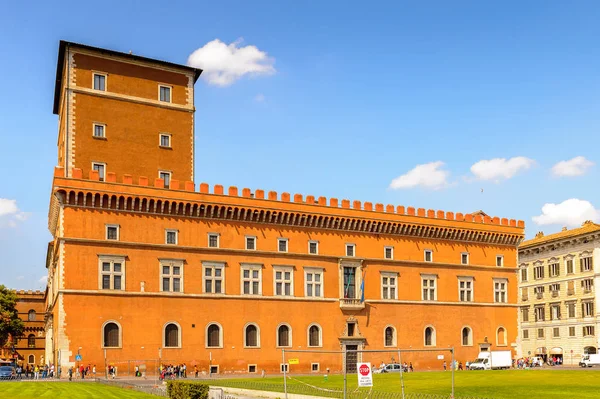 Roma, İtalya - 7 Mayıs 2016: Piazza Venezia, Roma Tarihi Merkezi, İtalya. Roma İtalya'nın başkenti ve popüler bir turistik yer