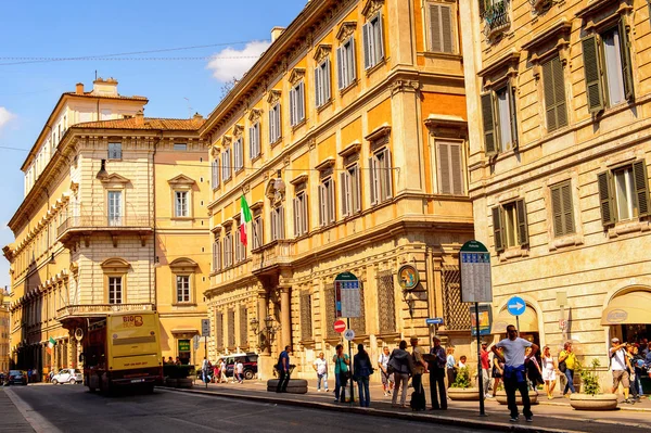 ROME, ITALY - 7 Mayıs 2016: Roma Tarih Merkezi Mimarisi, İtalya. Roma İtalya 'nın başkenti ve popüler bir turistik merkezdir.