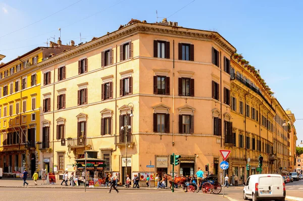 ROME, ITALY - 7 Mayıs 2016: Roma Tarih Merkezi Mimarisi, İtalya. Roma İtalya 'nın başkenti ve popüler bir turistik merkezdir.