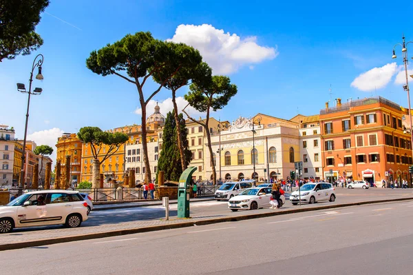 ROME, ITALY - 7 Mayıs 2016: Roma Tarih Merkezi Mimarisi, İtalya. Roma İtalya 'nın başkenti ve popüler bir turistik merkezdir.