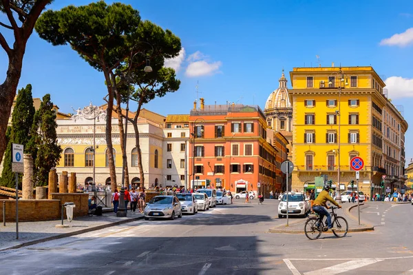ROME, ITALY - 7 Mayıs 2016: Roma Tarih Merkezi Mimarisi, İtalya. Roma İtalya 'nın başkenti ve popüler bir turistik merkezdir.