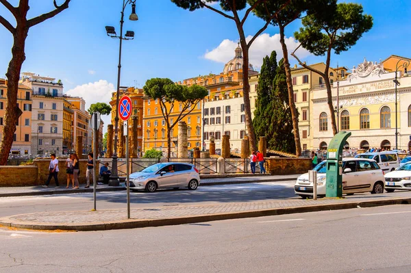 ROME, ITALY - 7 Mayıs 2016: Roma Tarih Merkezi Mimarisi, İtalya. Roma İtalya 'nın başkenti ve popüler bir turistik merkezdir.