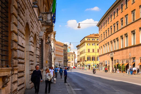 ROME, ITALY - 7 Mayıs 2016: Roma Tarih Merkezi Mimarisi, İtalya. Roma İtalya 'nın başkenti ve popüler bir turistik merkezdir.